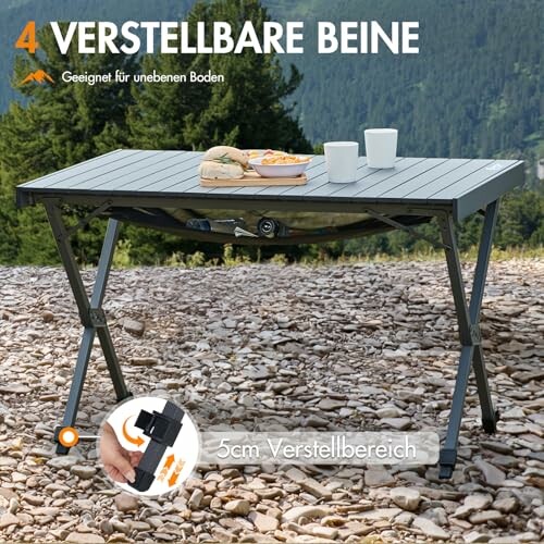 Klappbarer Tisch mit verstellbaren Beinen im Freien