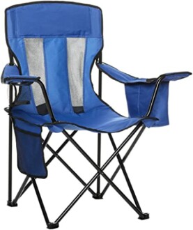 Blauer klappbarer Campingstuhl mit Getränkehalter.