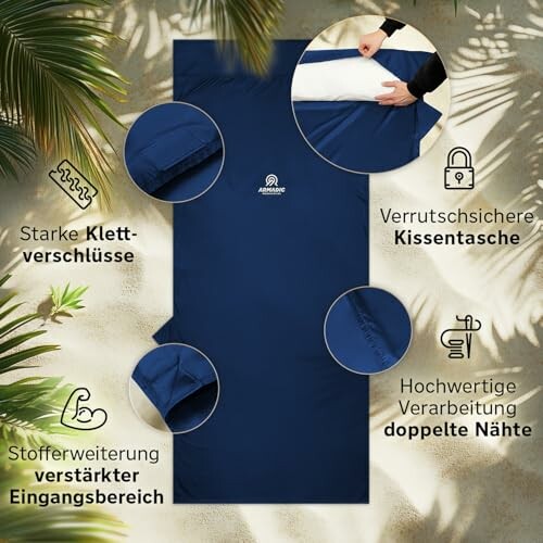 Dunkelblauer Schlafsack-Innenbezug mit Funktionen, umgeben von Blättern.