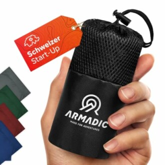Hand hält eine kompakte, tragbare Tasche von Armadic.
