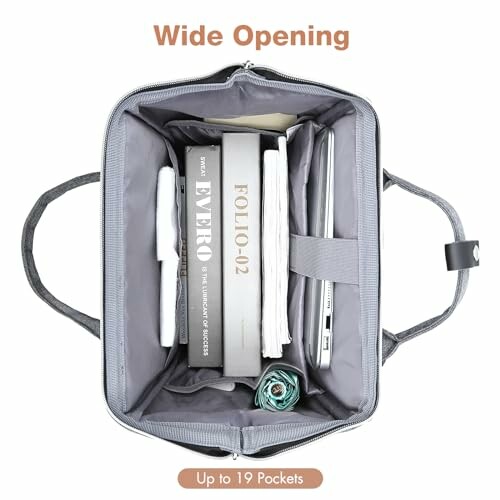 Geöffnete Wickeltasche mit mehreren Fächern und Gegenständen.