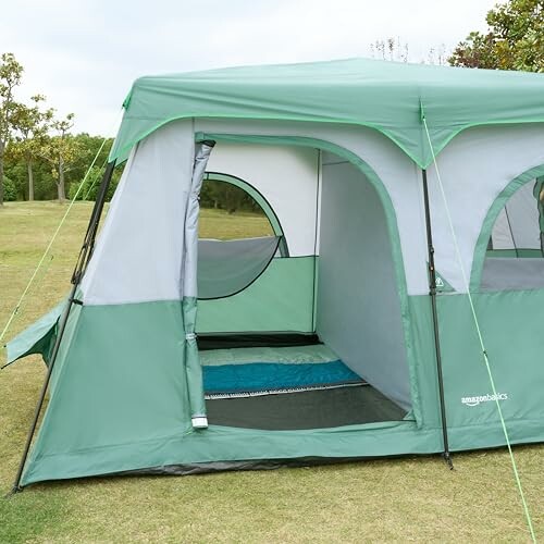 Grünes Campingzelt auf einer Wiese