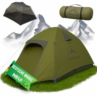 Grünes Zelt vor Bergkulisse mit Tragetasche