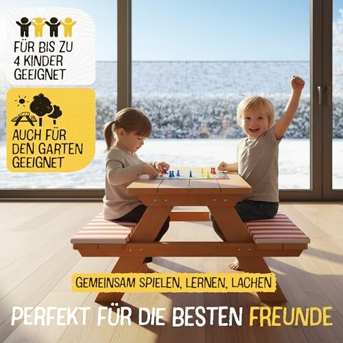 Zwei Kinder spielen an einem Picknicktisch.