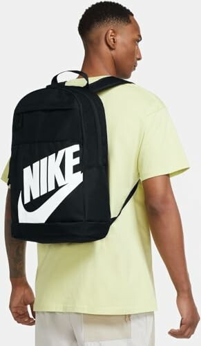 Mann mit schwarzem Nike-Rucksack von der Seite