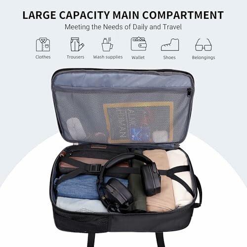 Offener Koffer mit Kleidung und Kopfhörern