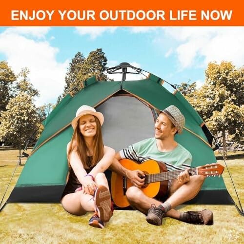 Ein Paar sitzt vor einem Zelt im Freien.