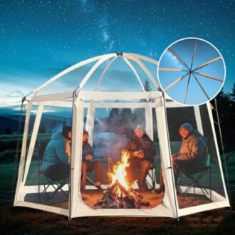 Menschen sitzen in einem Zelt am Lagerfeuer unter Sternenhimmel.