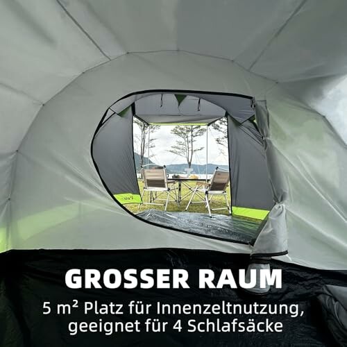 Innenansicht eines großen Zeltes mit Blick auf Stühle und Bäume im Freien.