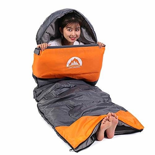 Frau in einem Schlafsack mit Kapuze