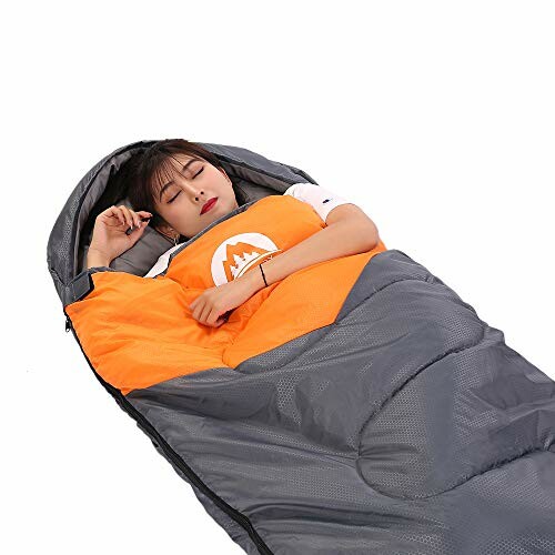 Frau schläft in einem Schlafsack