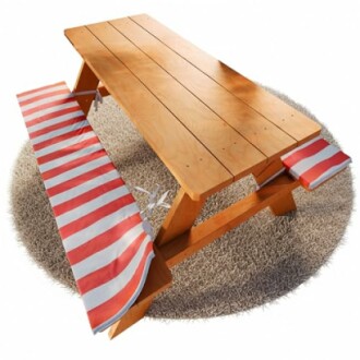 Holzpicknicktisch mit gestreiften Kissen.